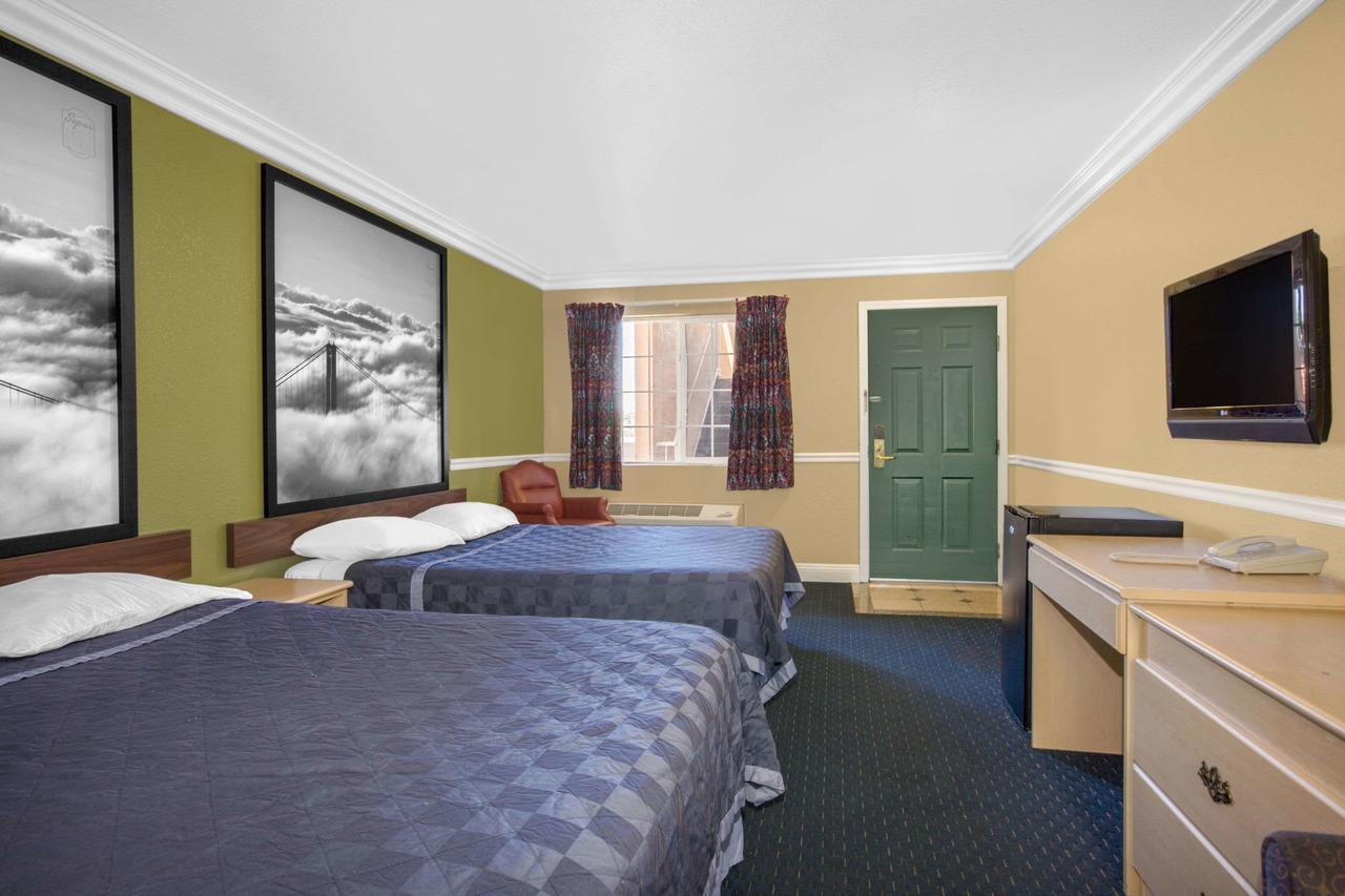 במוטל קסטרו ואלי Super 8 By Wyndham Hayward Downtown מראה חיצוני תמונה